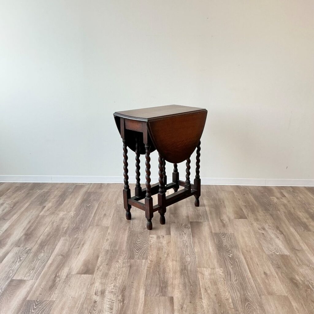 英国から届いたアンティークのゲートレッグテーブル