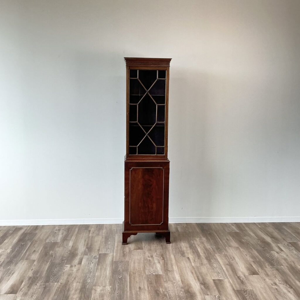 イギリスから到着したナローキャビネット