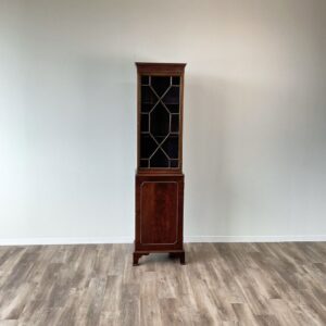 イギリスから到着したナローキャビネット