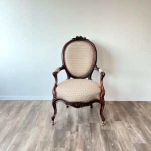 イギリスから到着したアンティークのナーシングチェア