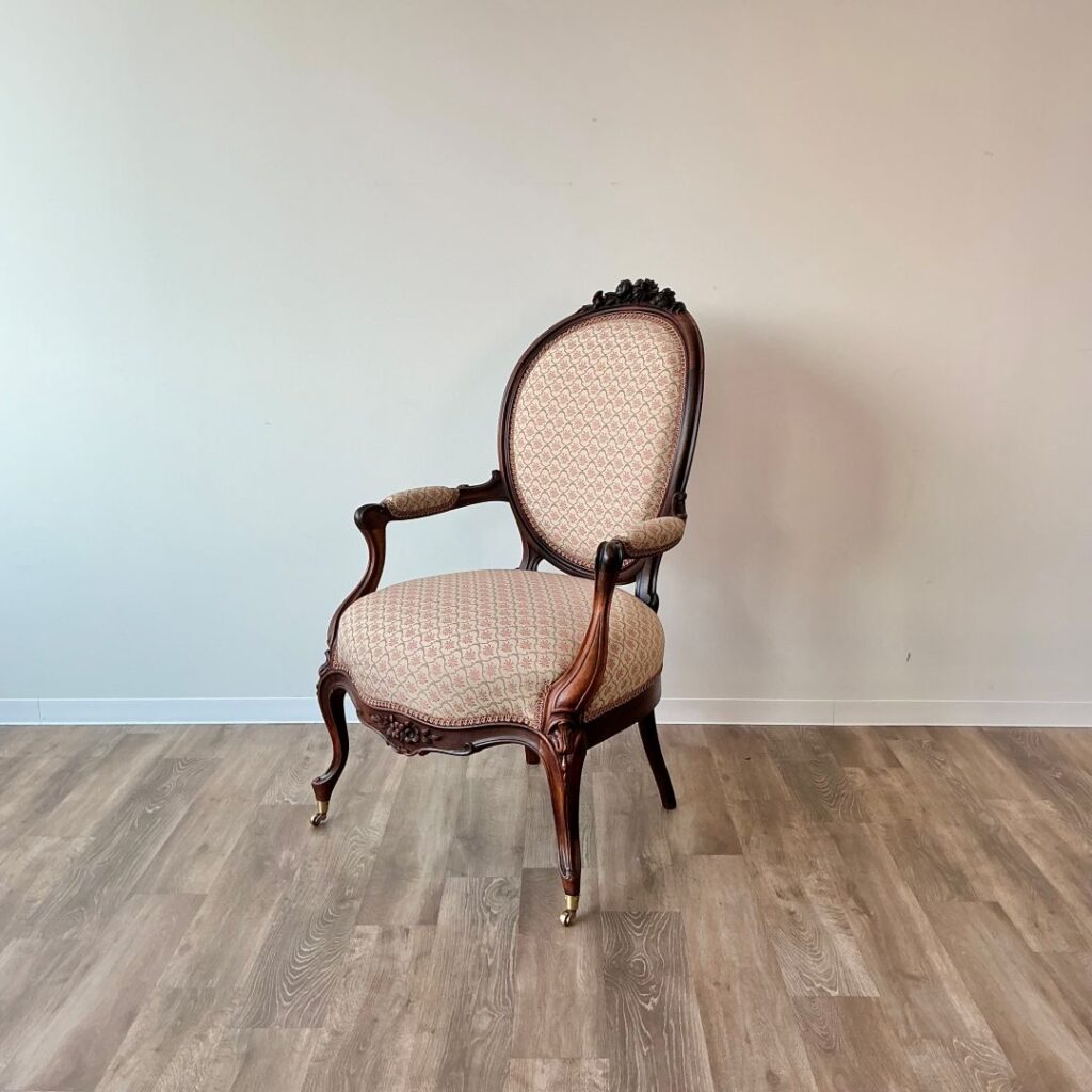 英国から届いたアンティークのナーシングチェア