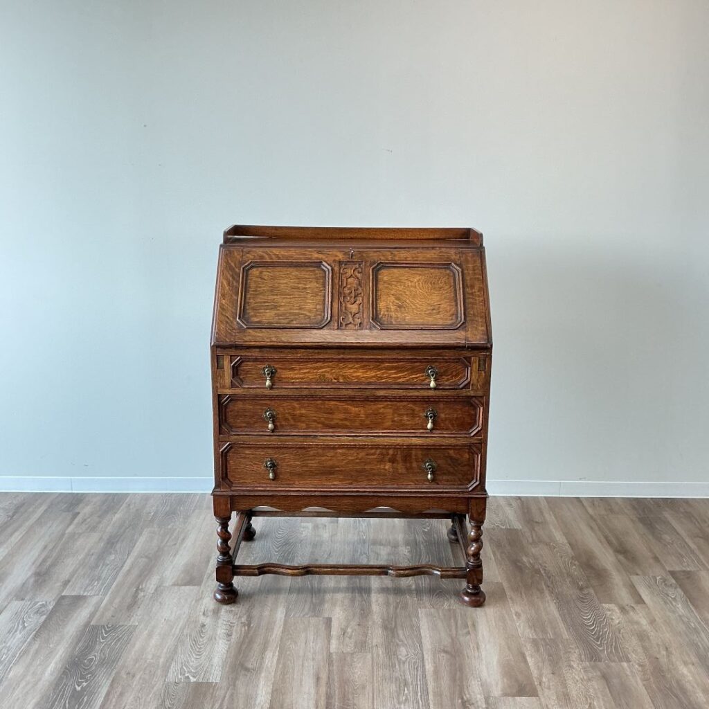 英国から到着したアンティークのライティングビューロー