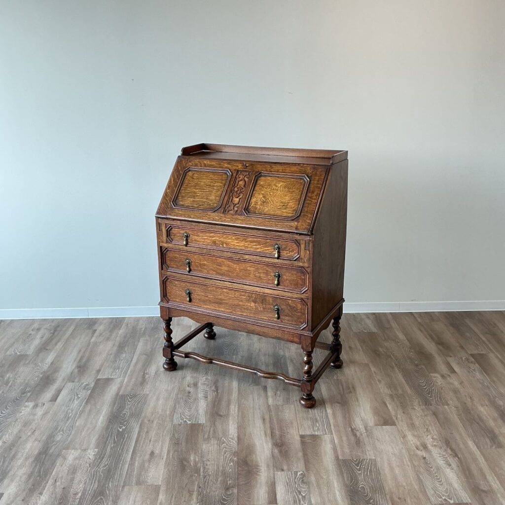 イギリスから届いたアンティークのデスク