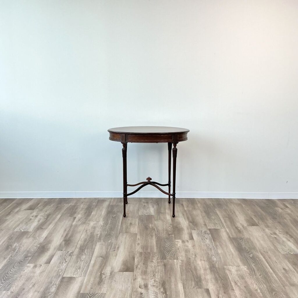 イギリスから到着したアンティークのスモールテーブル