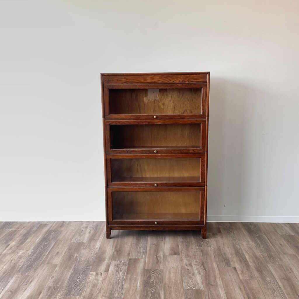 イギリスから到着したアンティークのブックケース