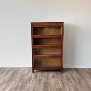 イギリスから到着したアンティークのブックケース