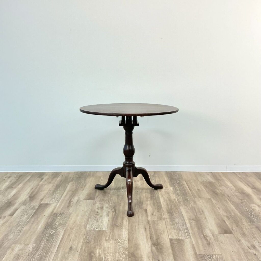 イギリスから届いたマホガニーのラウンドテーブル