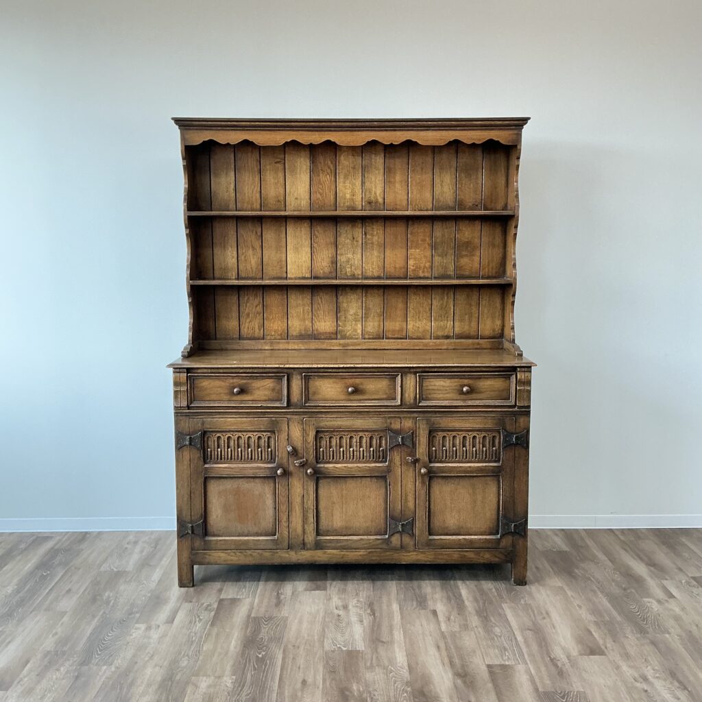 イギリスから到着したアンティークのキッチンドレッサー