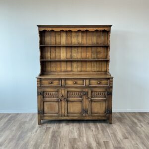 イギリスから到着したアンティークのキッチンドレッサー