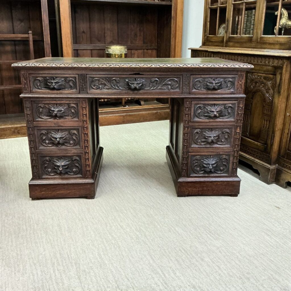 イギリスから届いたアンティークのデスク