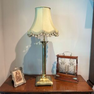 イギリスから届いたおしゃれなアンティークのテーブルランプ