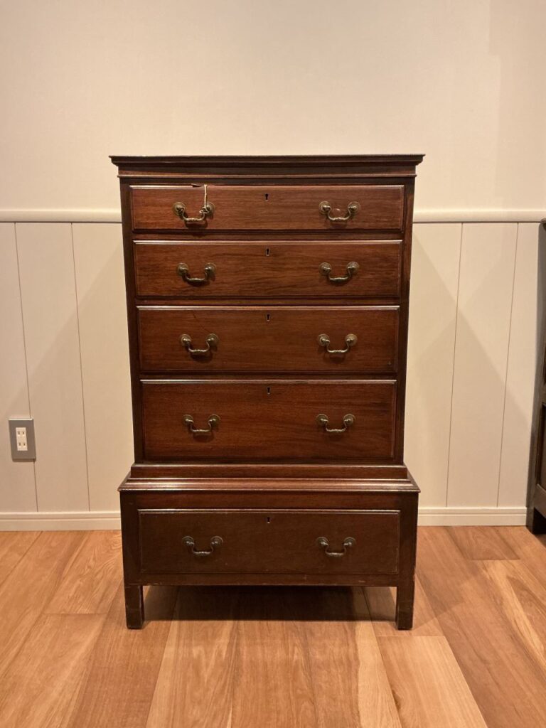 イギリスから到着したアンティークのチェスト