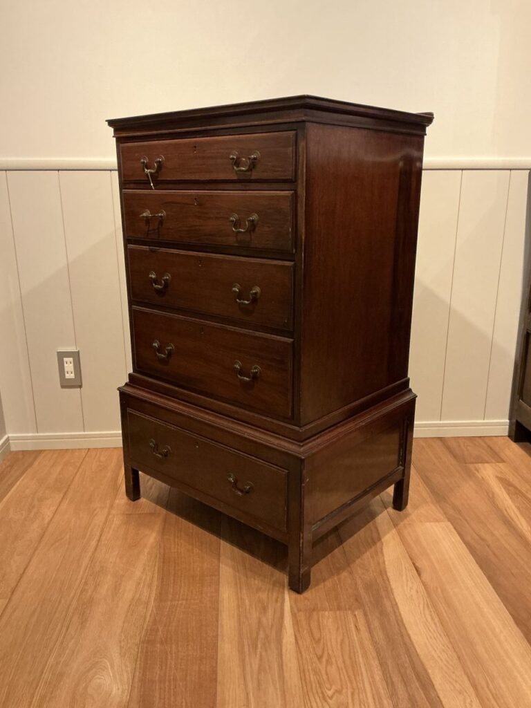 英国から届いたマホガニーのチェスト