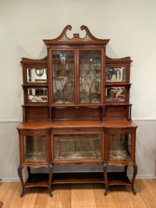 イギリスから到着したアンティークのディスプレイキャビネット