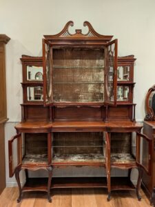 イギリスから到着したアンティークのエレガントな陳列棚