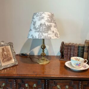 イギリスから届いた真鍮のテーブルランプ
