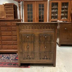 イギリスから届いたアンティークのチェスト