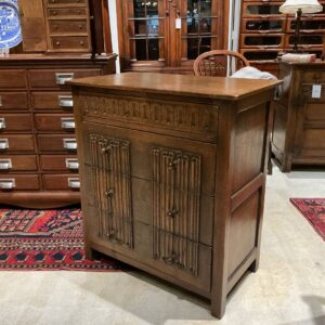 英国から到着したアンティークの収納チェスト