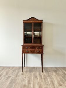 英国から届いたデイスプレイキャビネット