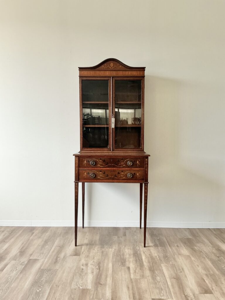 英国から届いたデイスプレイキャビネット