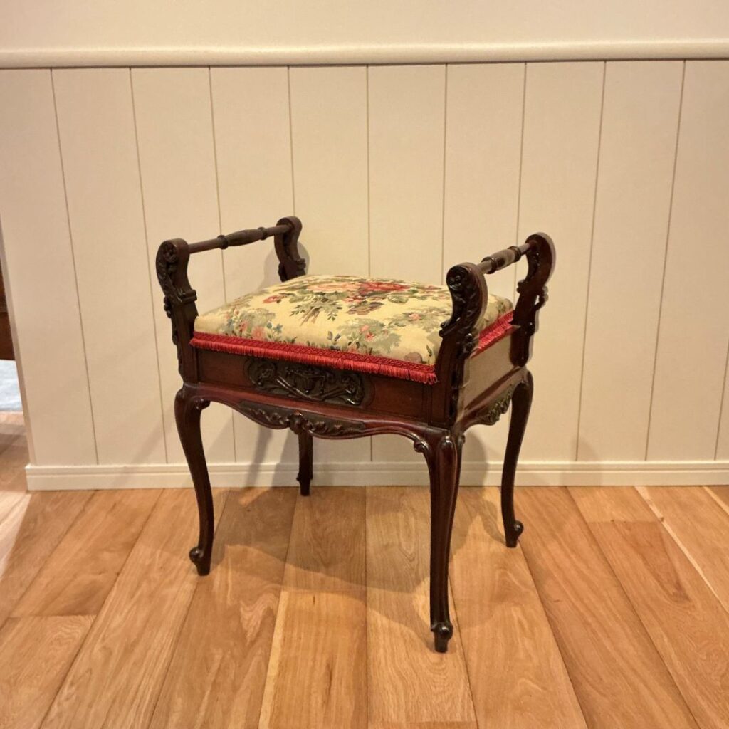 マホガニーのピアノスツール