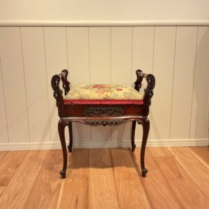 イギリスから到着したアンティークのピアノスツール