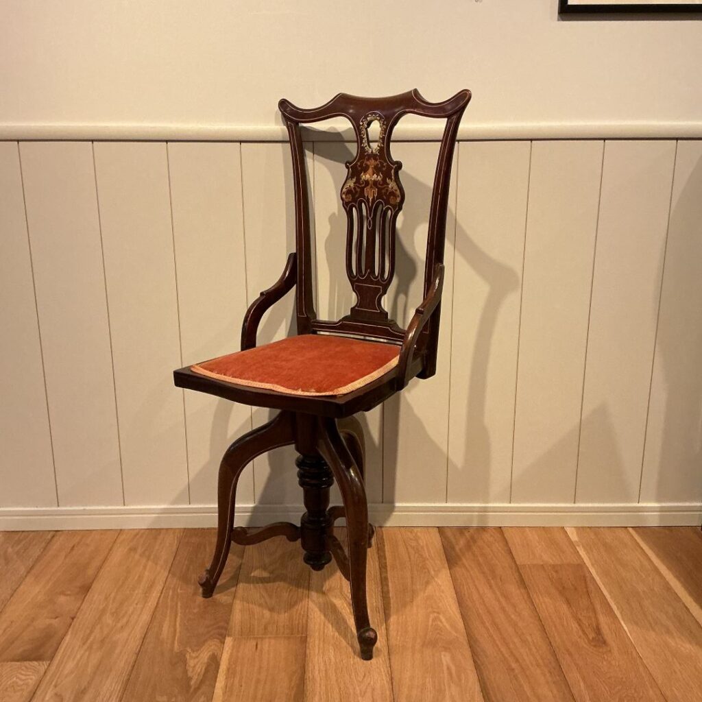 イギリスから到着したおしゃれなマホガニーのチェア