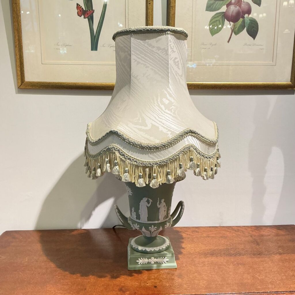ウェッジウッドジャスパーのテーブルランプ