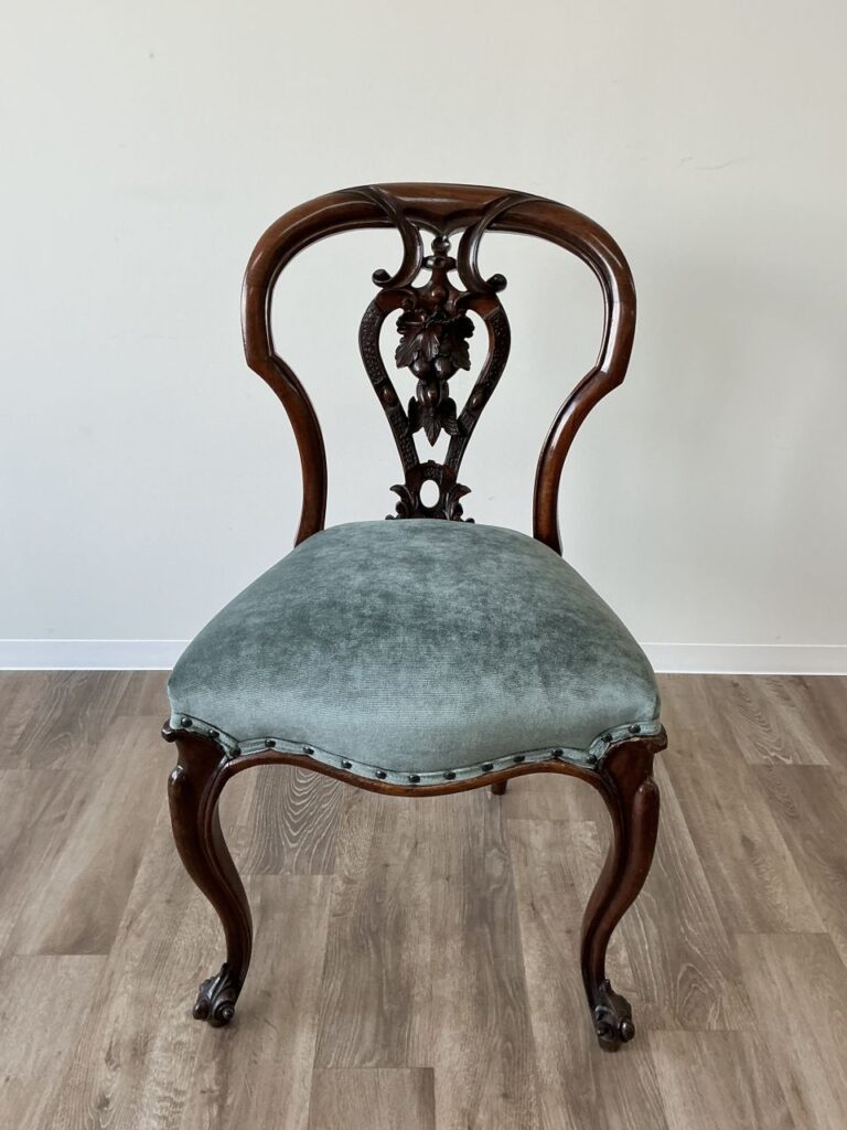 英国から届いたクラシカルなアンティークのビクトリアンチェア