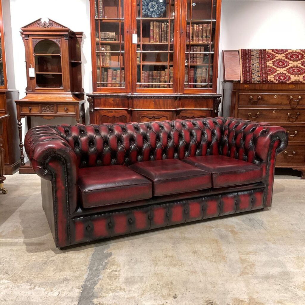 英国から届いたかっこいい3人掛けチェスターフィールド