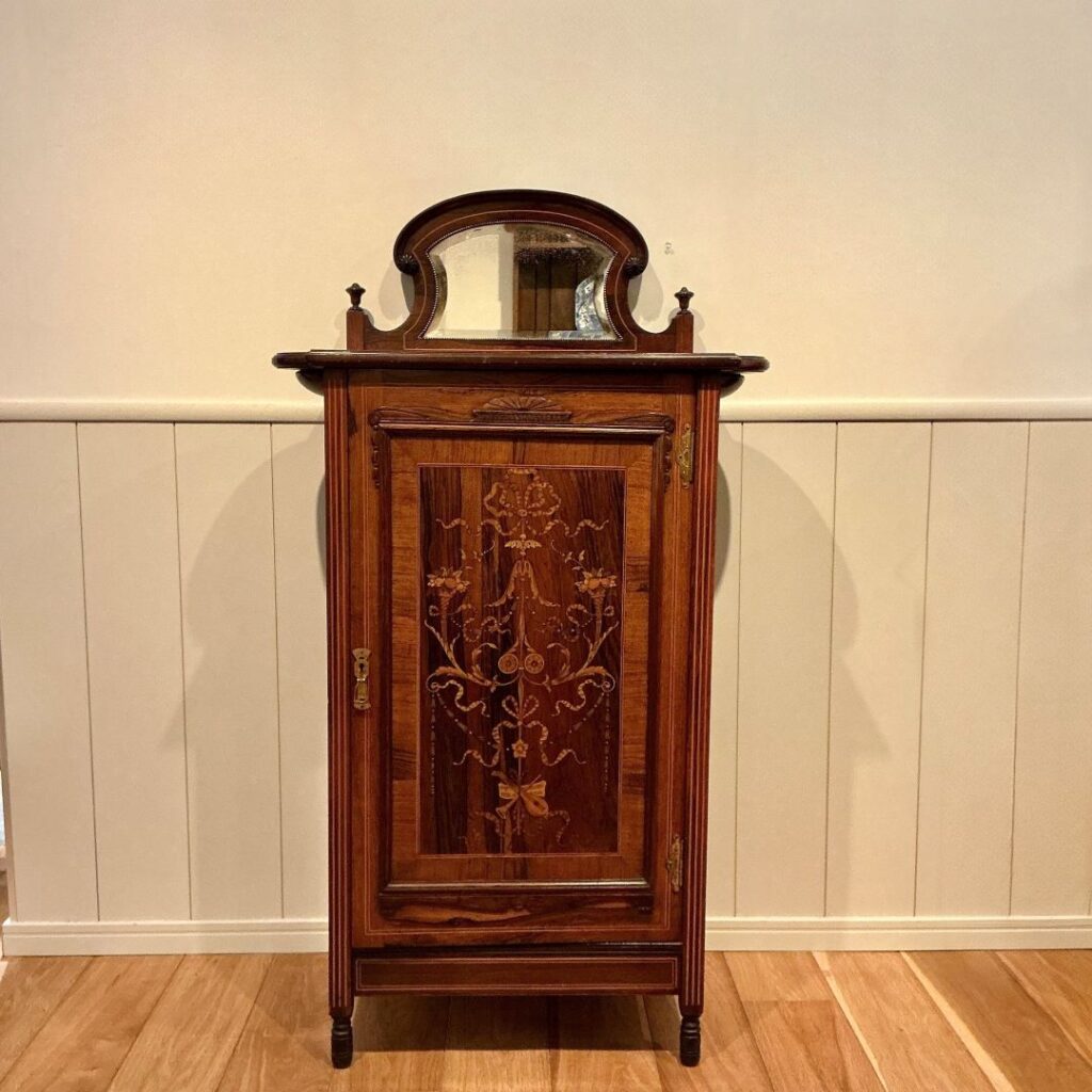 イギリスから到着したアンティークのミュージックキャビネット