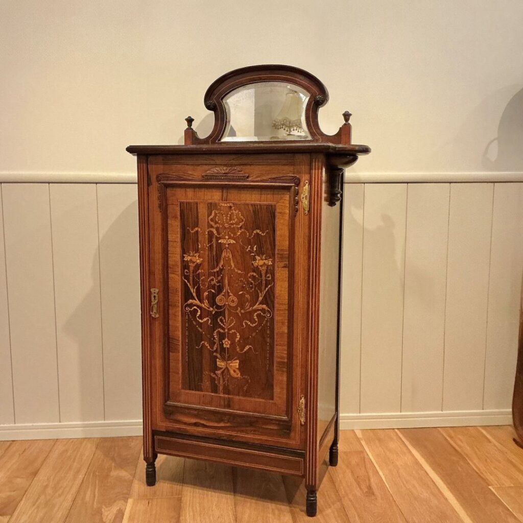 インレイの入ったミュージックキャビネット