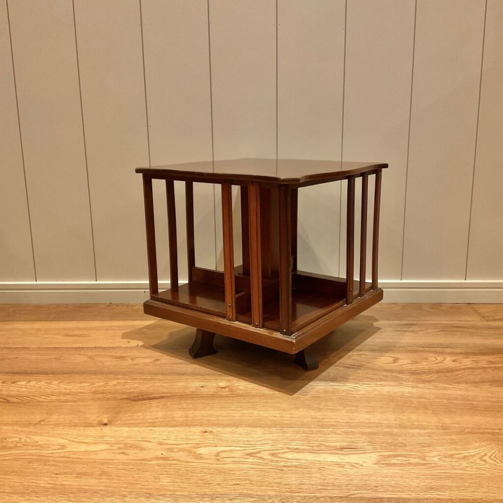 英国から到着したアンティークのリボルビングブックケース