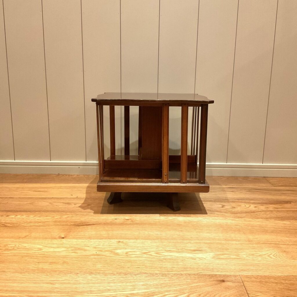 イギリスから到着したアンティークのリボルビングブックケース