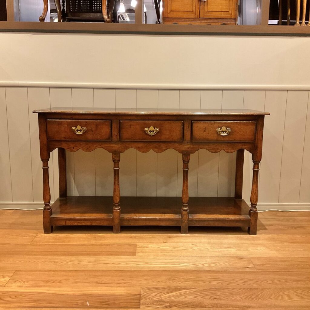 英国から到着したアンティークのオークのサーバー