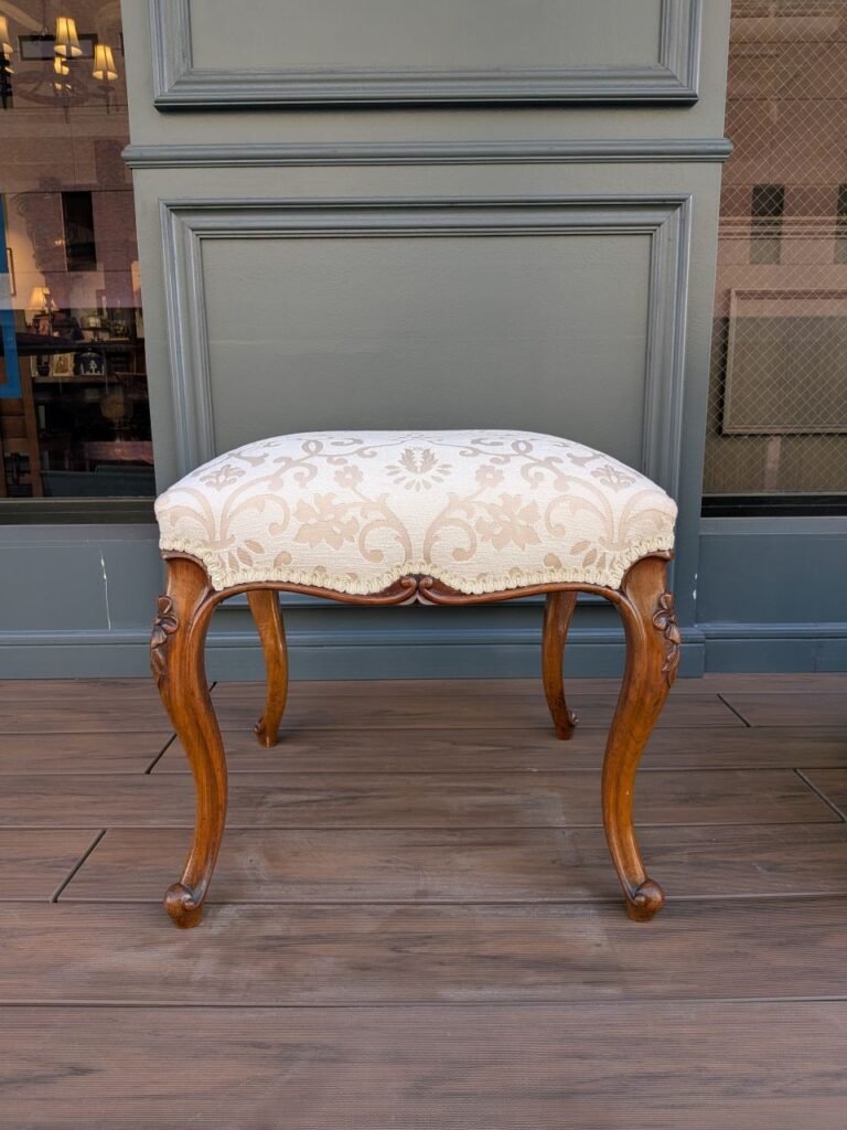 英国から到着したアンティークの優雅なスツール