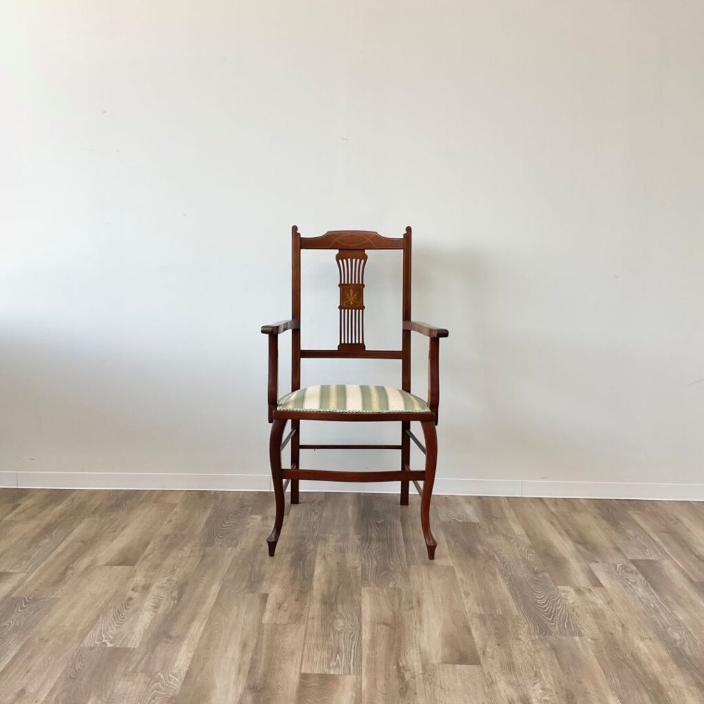 英国から到着したマホガニーのサロンチェア