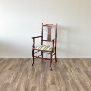 イギリスから到着したアームチェア