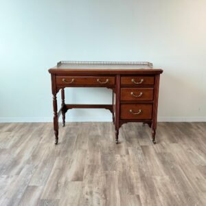 イギリスから到着したアンティークデスク