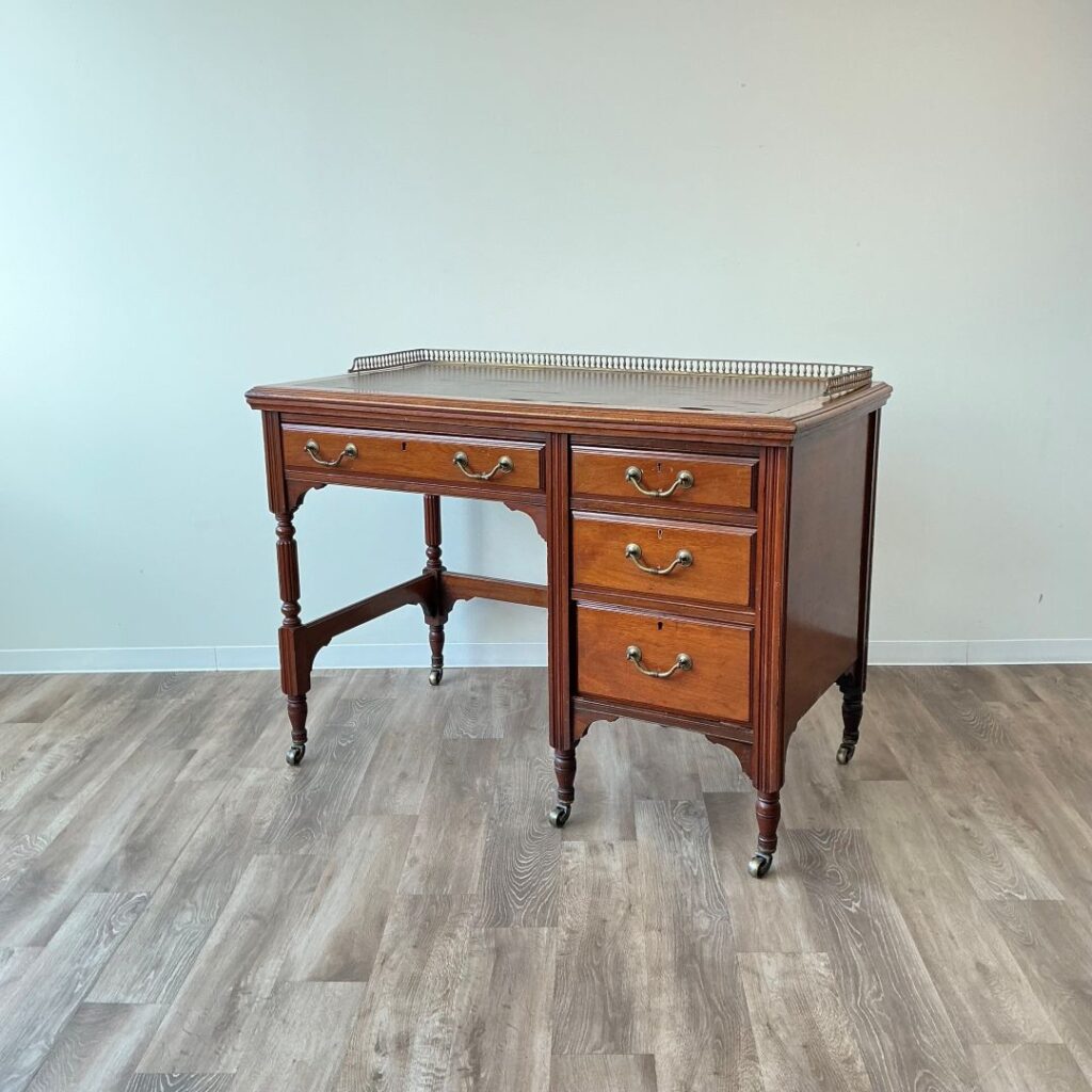 英国から届いたアンティークデスク