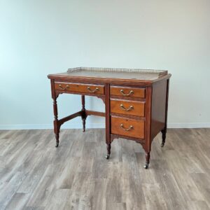 英国から届いたアンティークデスク