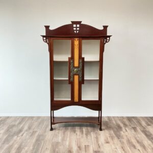 英国から到着したアーツアンドクラフツキャビネット