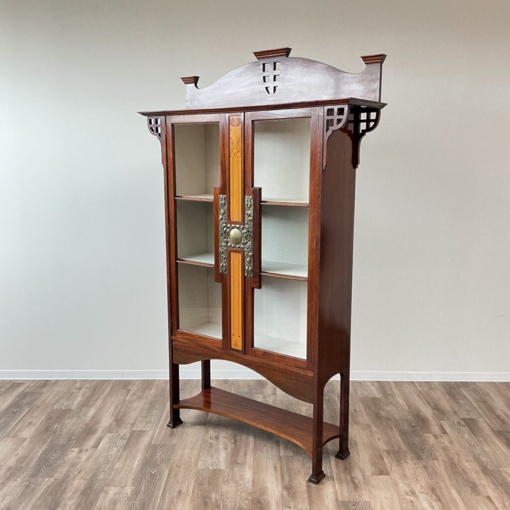 イギリスから届いたアンティークのディスプレイキャビネット
