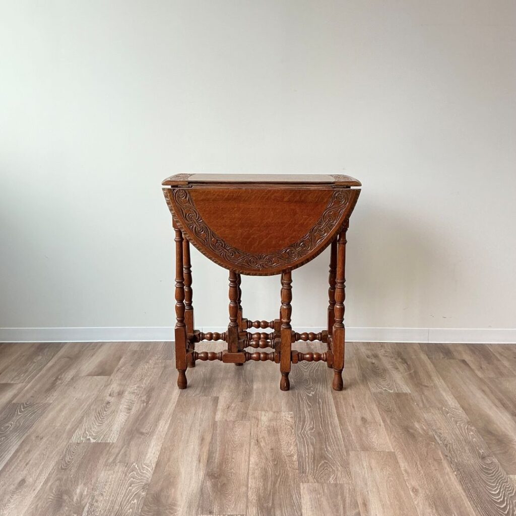 イギリスから到着したアンティークのテーブル