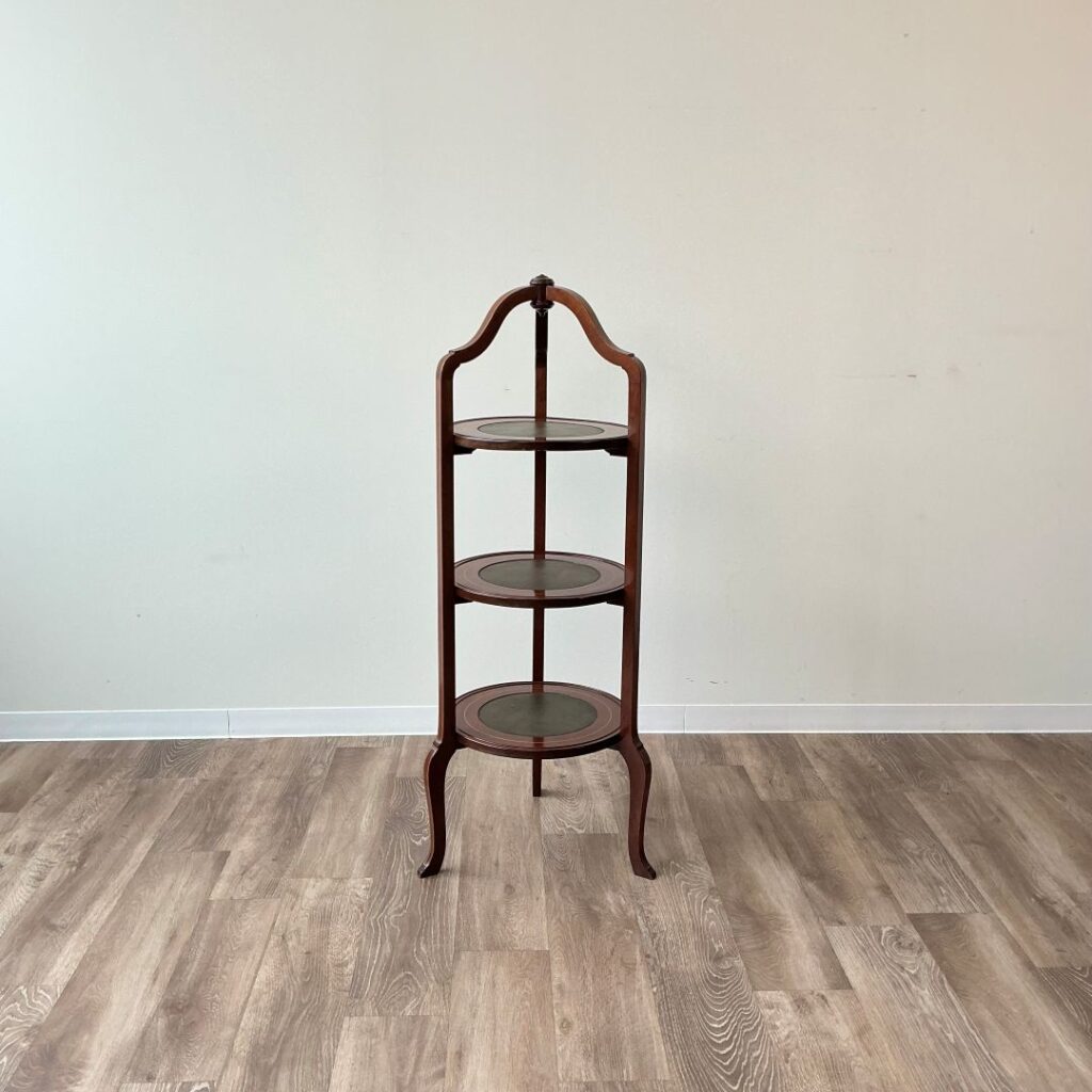 イギリスから到着したアンティークのケーキスタンド