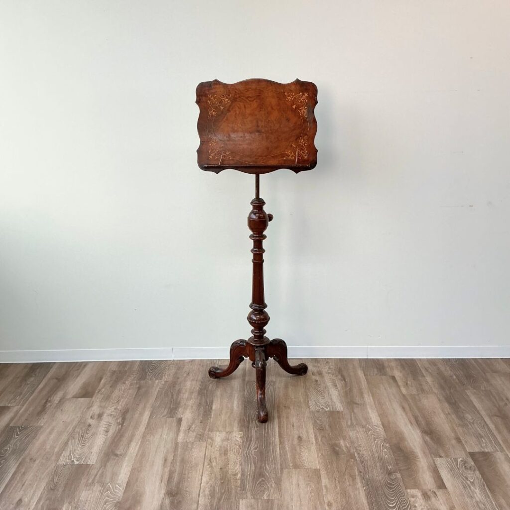 ヴィクトリアン時代にバーウォルナットのミュージックスタンド