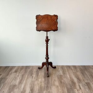 ヴィクトリアン時代にバーウォルナットのミュージックスタンド