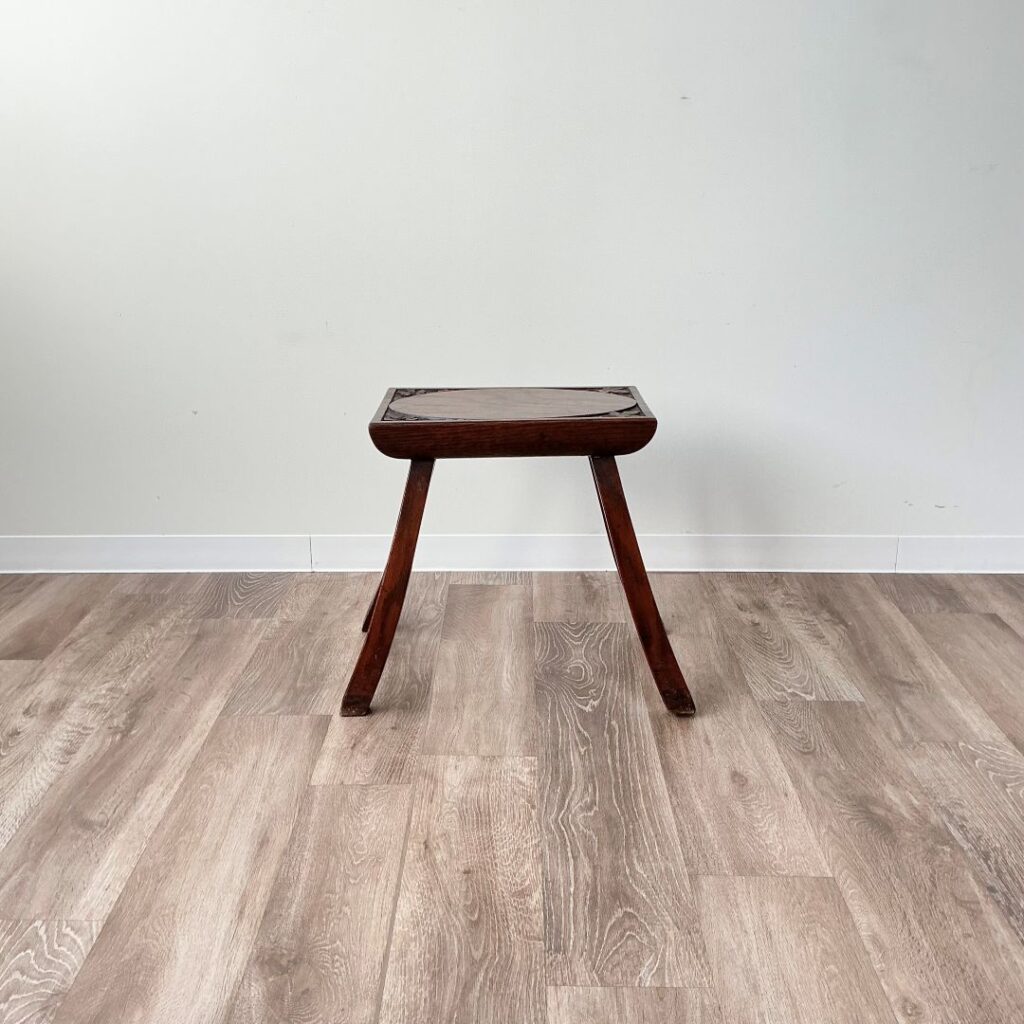 英国から到着したアンティークのスツール