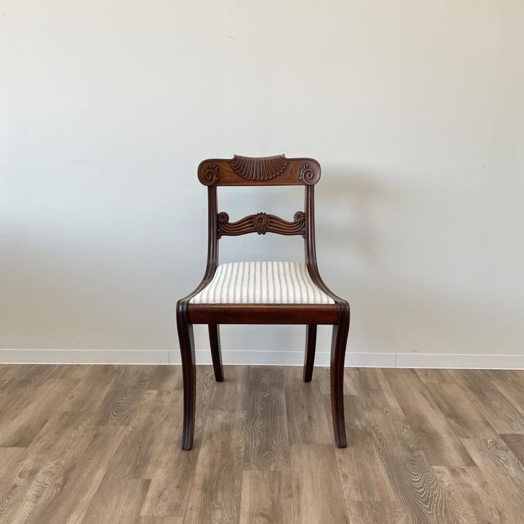 英国から届いたマホガニーのサーベルレッグチェア