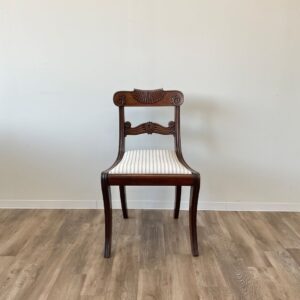 英国から届いたマホガニーのサーベルレッグチェア